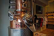 Eyecatcher: der Destillations-Apparat gleich vorne in der Destilelrs Bar (©Foto: MartiN Schmitz)